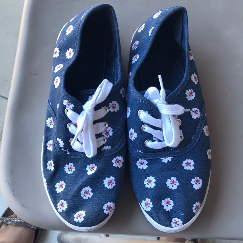 Forever 21 sneakers🔵